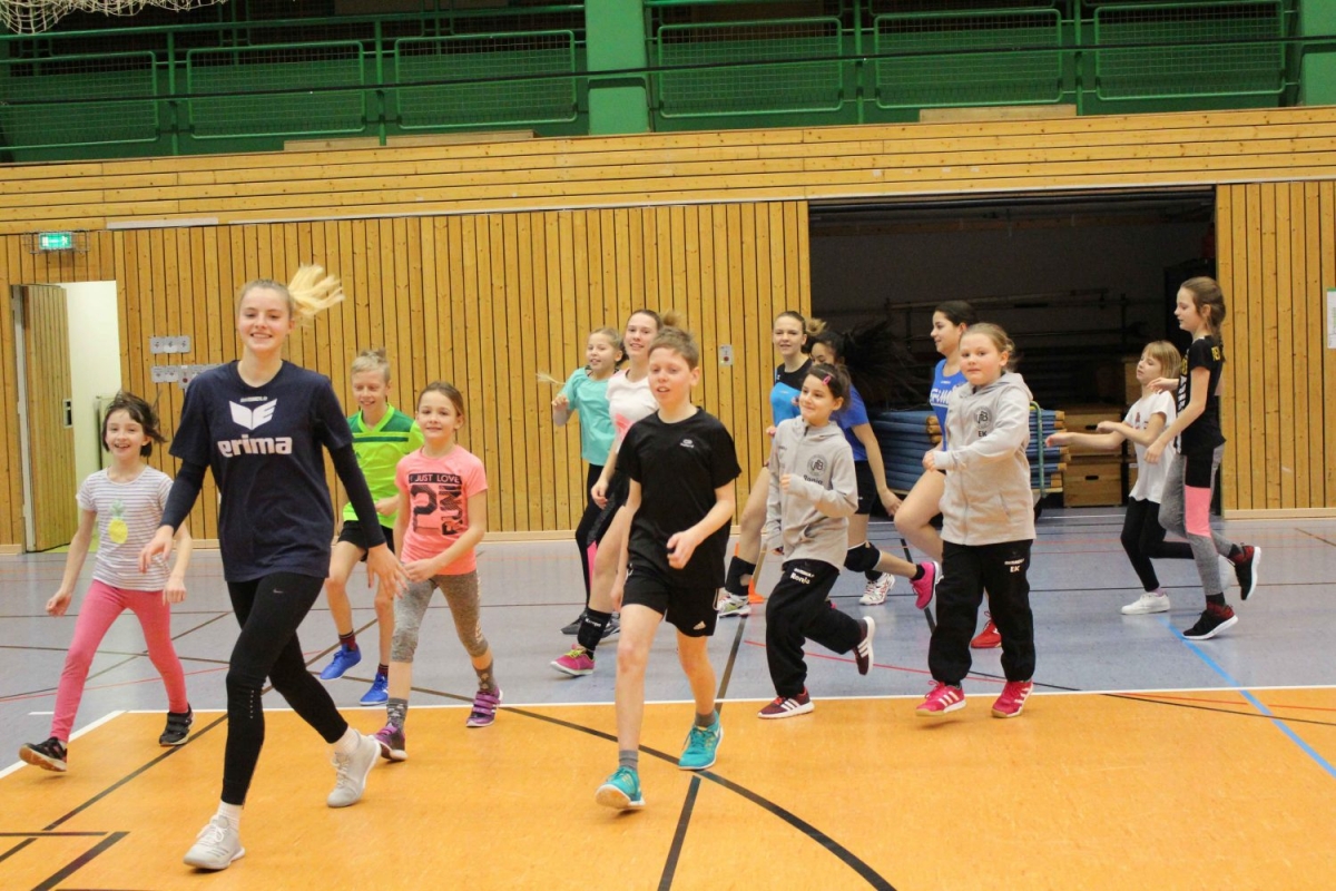 Projekt Volleyball macht Schule: Sophie Tauchert mit den Kindern auf Laufrunde . Wolfsgrube Suhl 11.02.2019