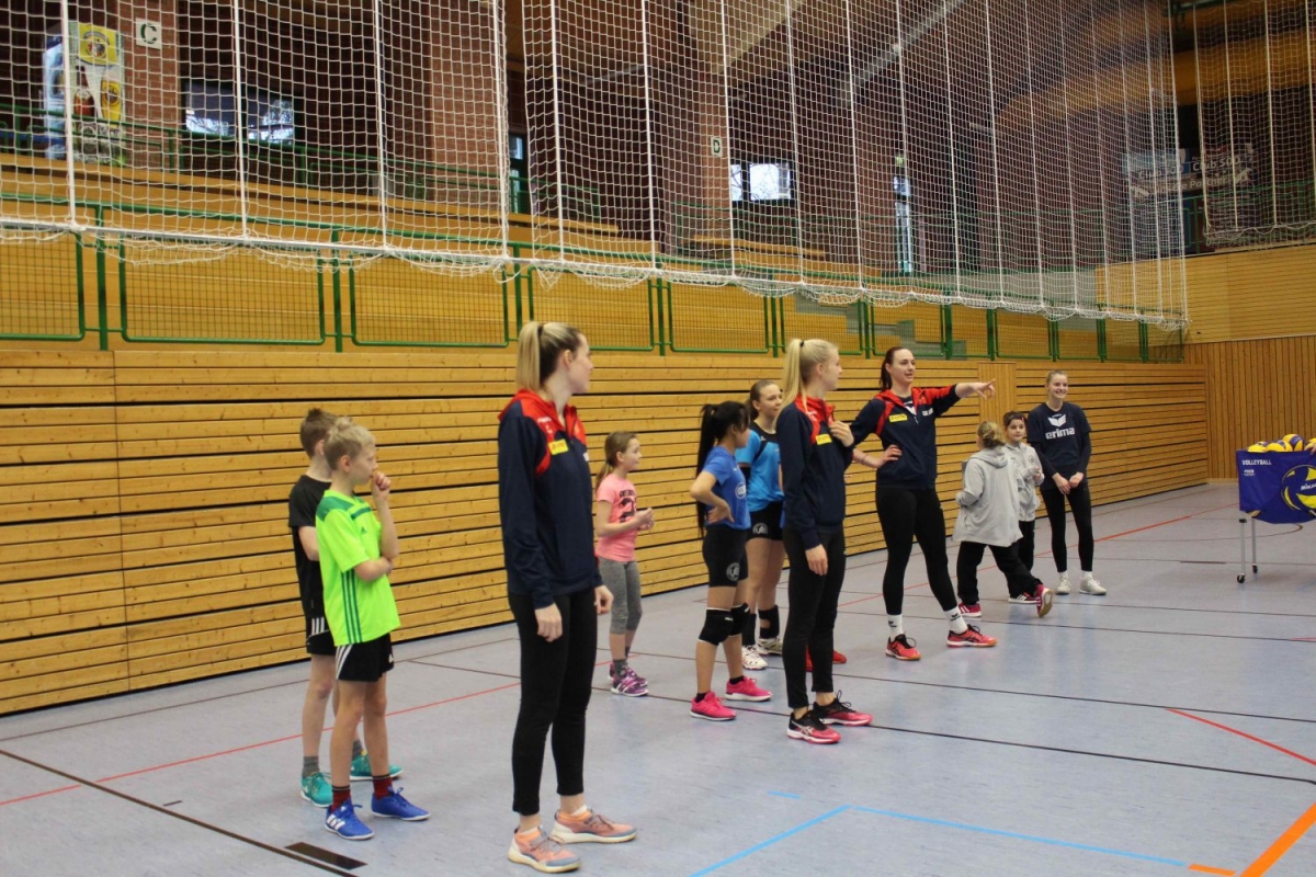 Projekt Volleyball macht Schule: VfB-Suhl-Spielerinnen der 1. Bundesliga mit ihren Kinderteams . Wolfsgrube Suhl 11.02.2019