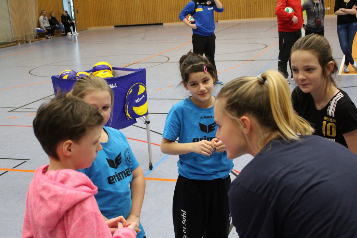 Projekt Volleyball macht Schule: Sophie Tauchert erklärt den Kids, wie man den Ball am besten baggert . Wolfsgrube Suhl 11.02.2019