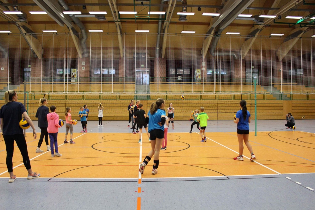 Projekt Volleyball macht Schule: Hildburghäuser Kinder und VfB-Suhl-Volleyball-Bundesligaspielerinnen gemeinsam am Netz . Wolfsgrube Suhl 11.02.2019