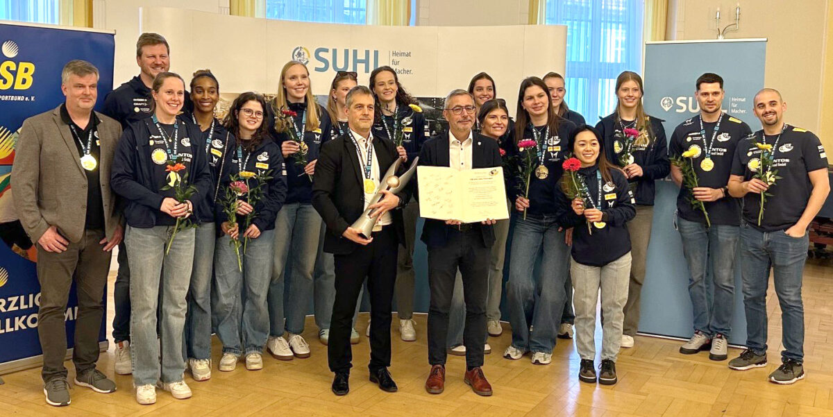 02.03.2026: Eintrag ins Goldene Buch der Stadt Suhl: DVV-Pokalsieger 2026 VfB Suhl LOTTO Thüringen mit OB André Knapp (Foto: Ulf Greiser)