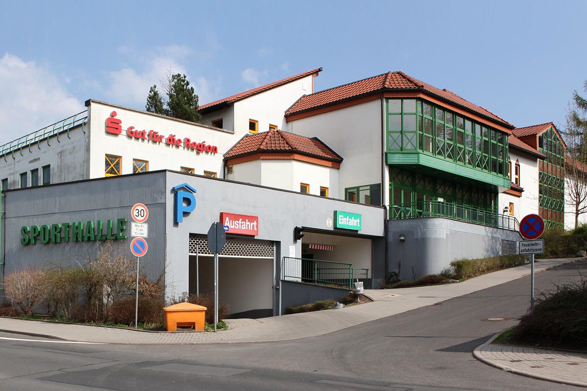 Sporthalle Wolfsgrube Suhl (Foto: Störfix, Wikimedia Commons)