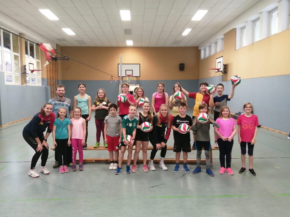 Volleyball macht Schule: Klasse 4a und 4b der Lautenbergschule Suhl mit Bundesliga-Spielerinnen (07.02.2020)
