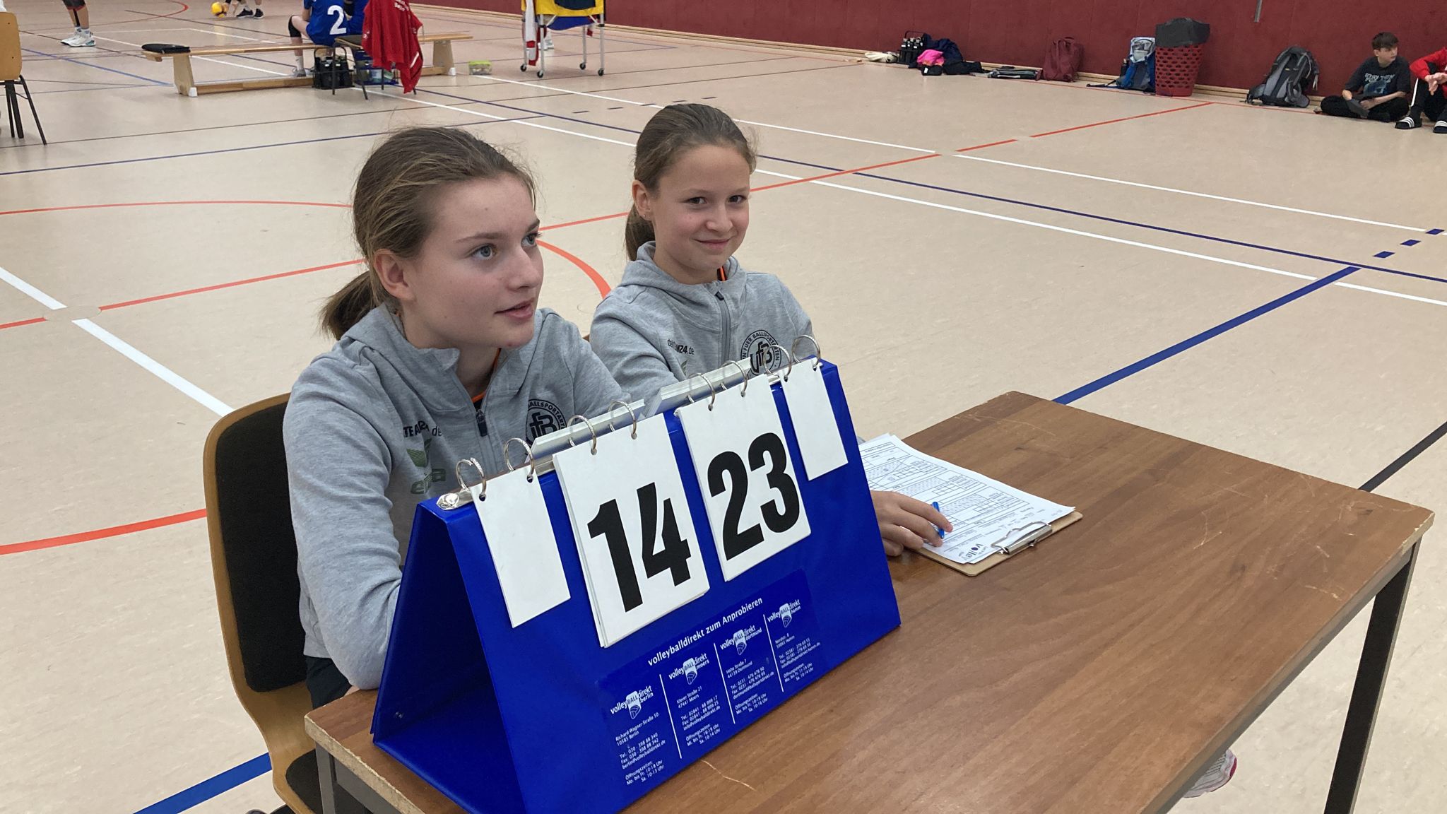 Spielerinnen beim Schiedsgericht